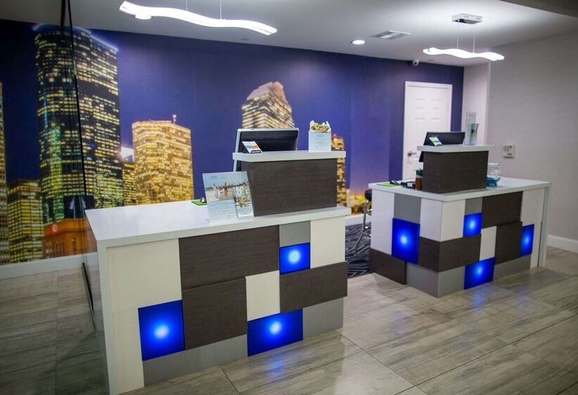 هتل La Quinta By Wyndham Houston East At Normandy
