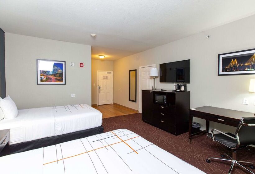 هتل La Quinta By Wyndham Houston East At Normandy
