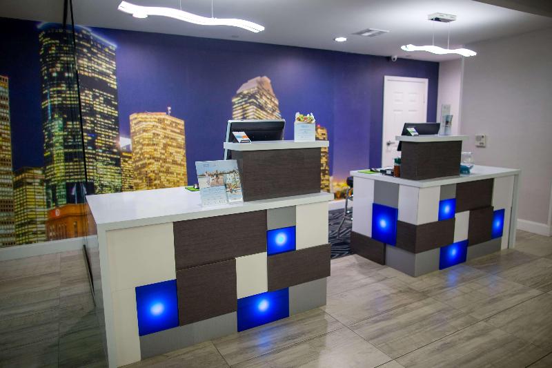 هتل La Quinta By Wyndham Houston East At Normandy