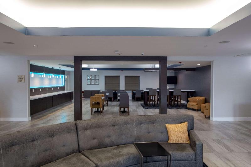 هتل La Quinta By Wyndham Houston East At Normandy