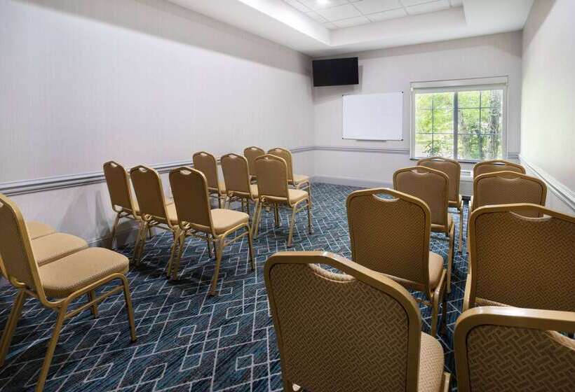 هتل La Quinta Inn & Suites By Wyndham Norfolk