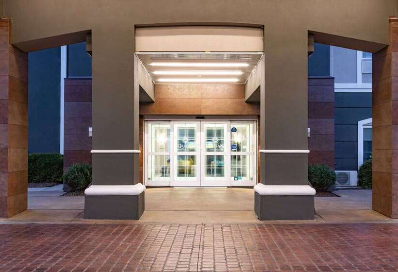 هتل La Quinta Inn & Suites By Wyndham Norfolk