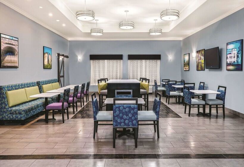 هتل Spark By Hilton San Antonio Dominion