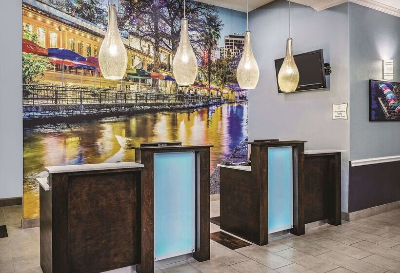 هتل Spark By Hilton San Antonio Dominion