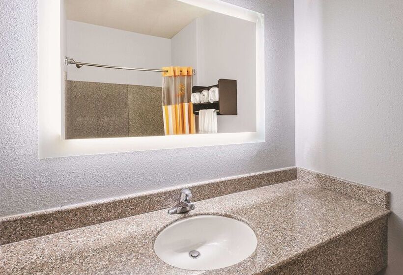 هتل Spark By Hilton San Antonio Dominion