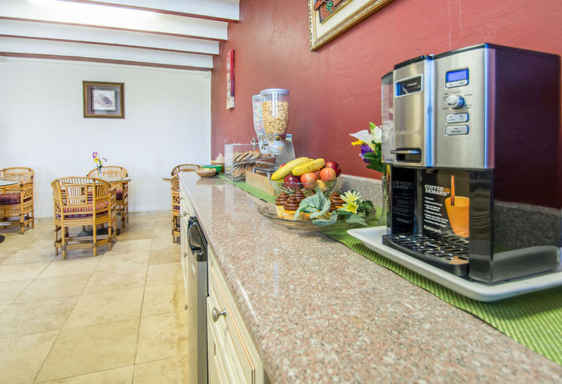בית מלון כפרי Sunrise Inn On The Beach