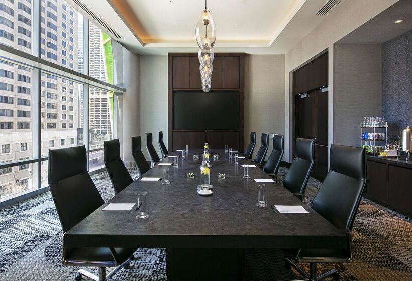 هتل Thewit Chicago, A Hilton