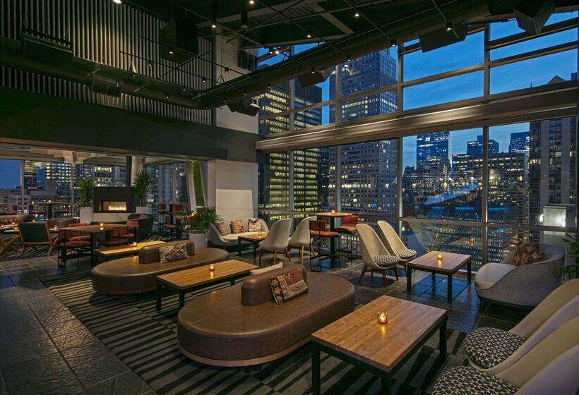 هتل Thewit Chicago, A Hilton