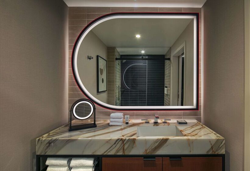 هتل Thewit Chicago, A Hilton