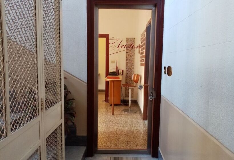 تختخواب و صبحانه Ariston Petit