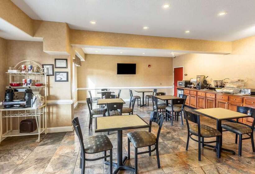 هتل Econo Lodge  Inn & Suites