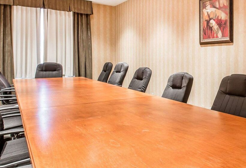 هتل Econo Lodge  Inn & Suites