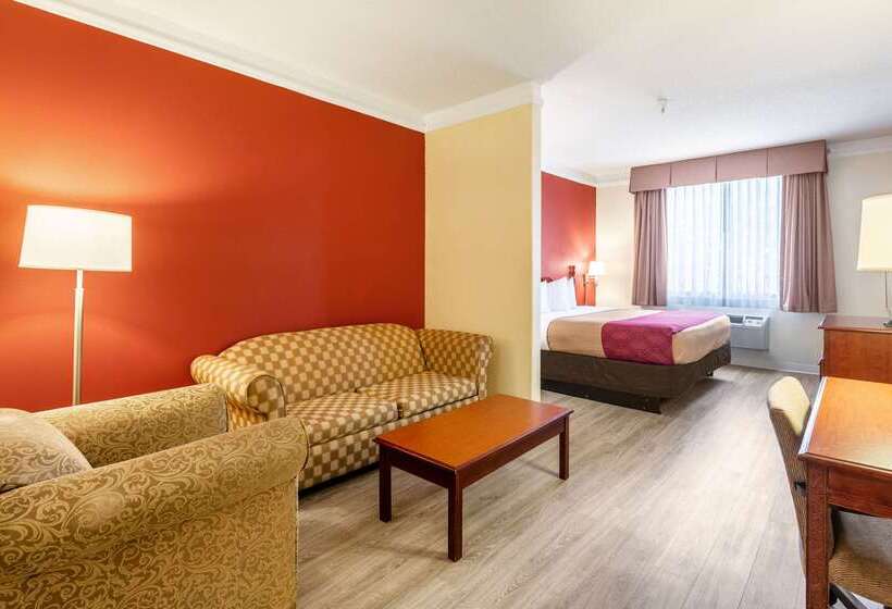 هتل Econo Lodge  Inn & Suites