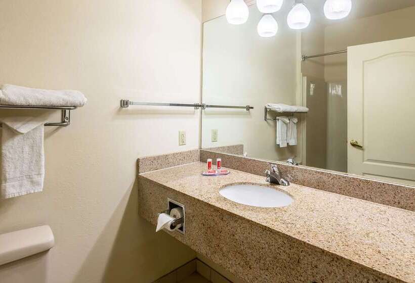 هتل Econo Lodge  Inn & Suites
