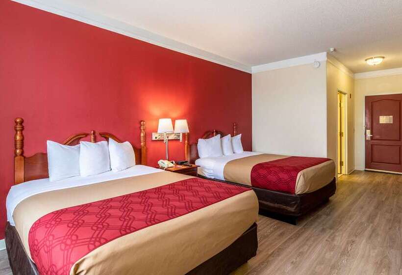 هتل Econo Lodge  Inn & Suites