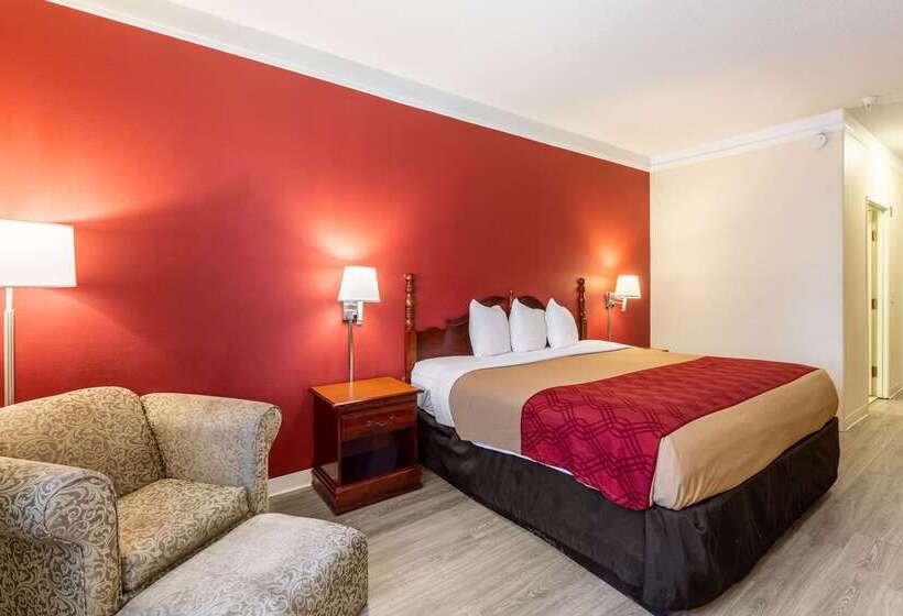 هتل Econo Lodge  Inn & Suites