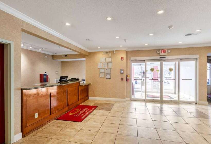 هتل Econo Lodge  Inn & Suites