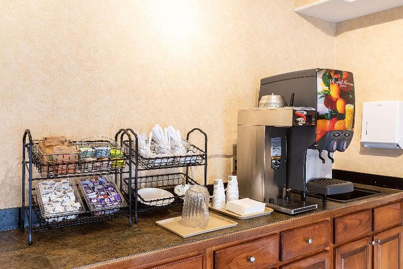 هتل Econo Lodge  Inn & Suites