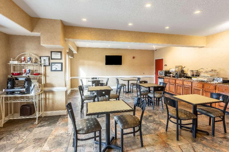 هتل Econo Lodge  Inn & Suites