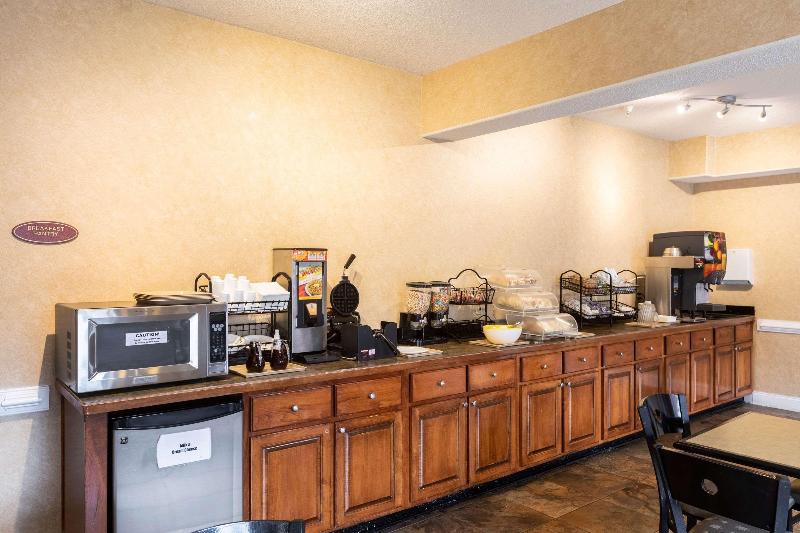 هتل Econo Lodge  Inn & Suites