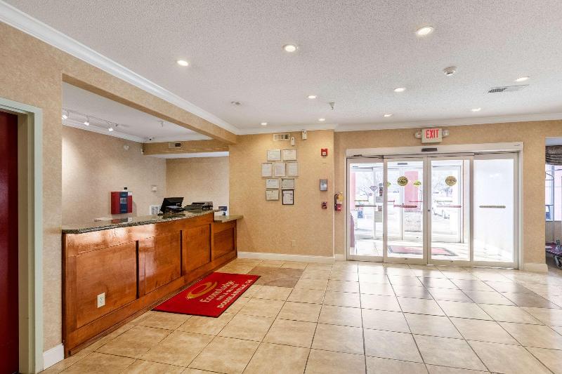 هتل Econo Lodge  Inn & Suites