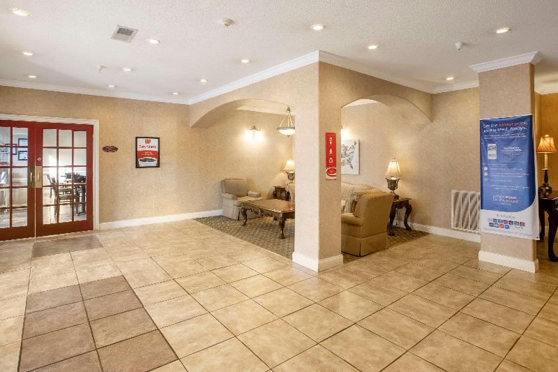 هتل Econo Lodge  Inn & Suites