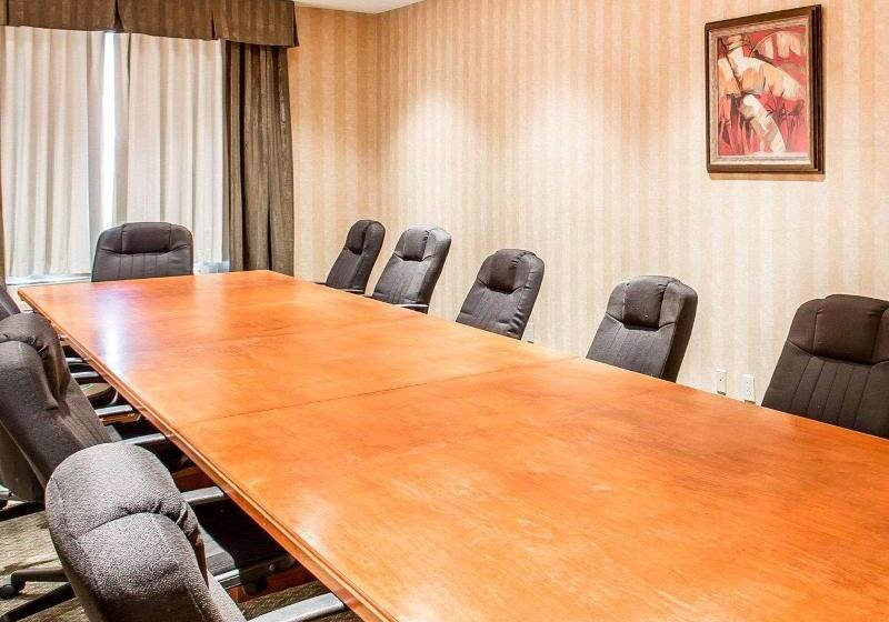 هتل Econo Lodge  Inn & Suites