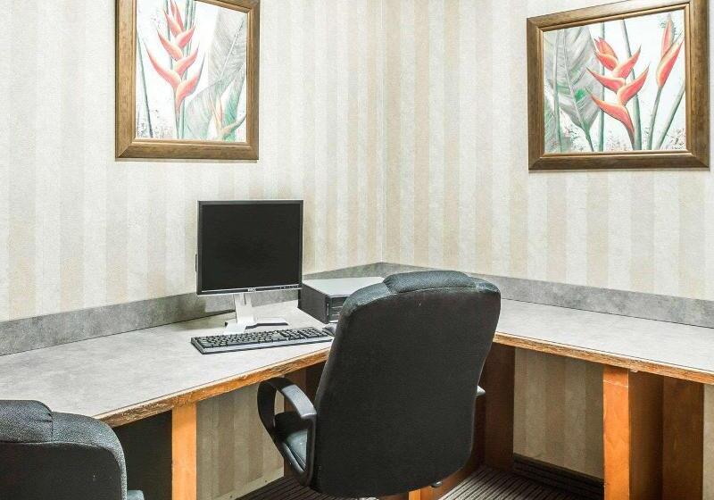 هتل Econo Lodge  Inn & Suites