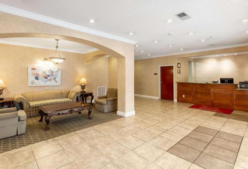 هتل Econo Lodge  Inn & Suites