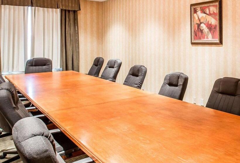 هتل Econo Lodge  Inn & Suites