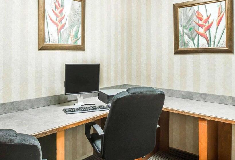 هتل Econo Lodge  Inn & Suites