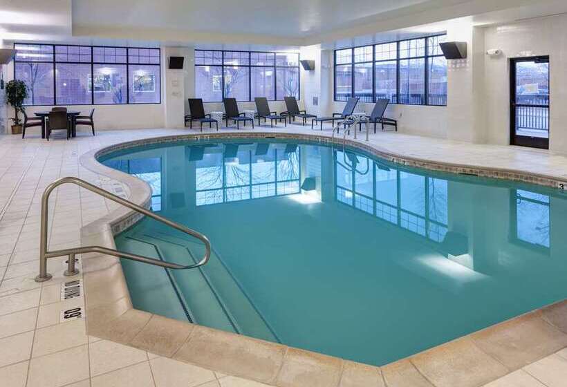 هتل Embassy Suites Anchorage