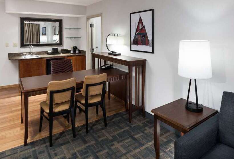 هتل Embassy Suites Anchorage