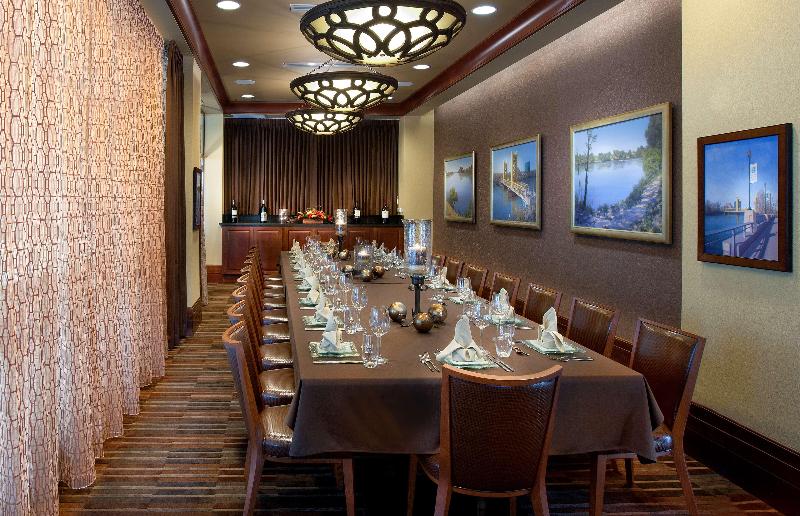 فندق Embassy Suites By Hilton Sacramento Riverfront Promenade