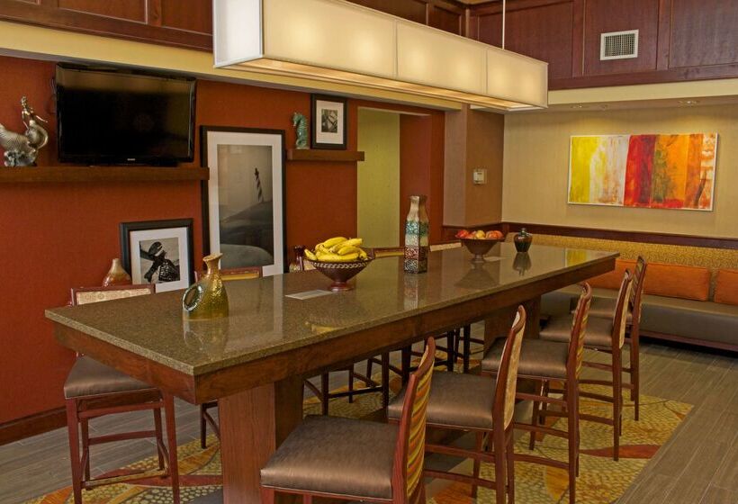 Отель Hampton Inn And Suites Norfolk Airport