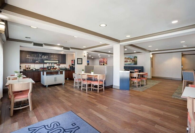 هتل Hampton Inn Princeton