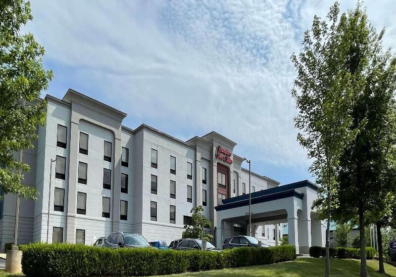 هتل Hampton Inn & Suites Louisville East