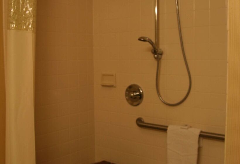 هتل Hampton Inn White River Junction