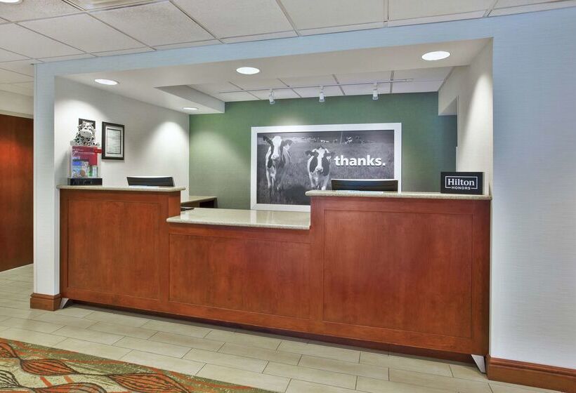 هتل Hampton Inn White River Junction