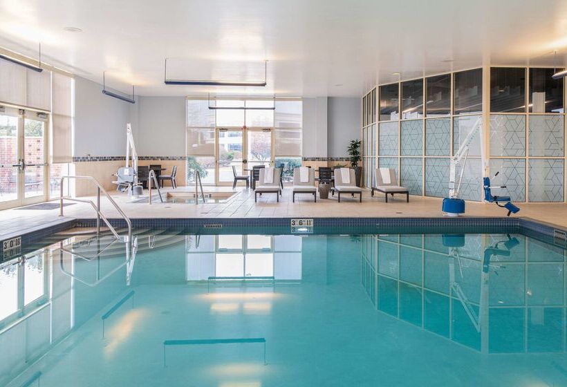 هتل Hilton Columbus/polaris