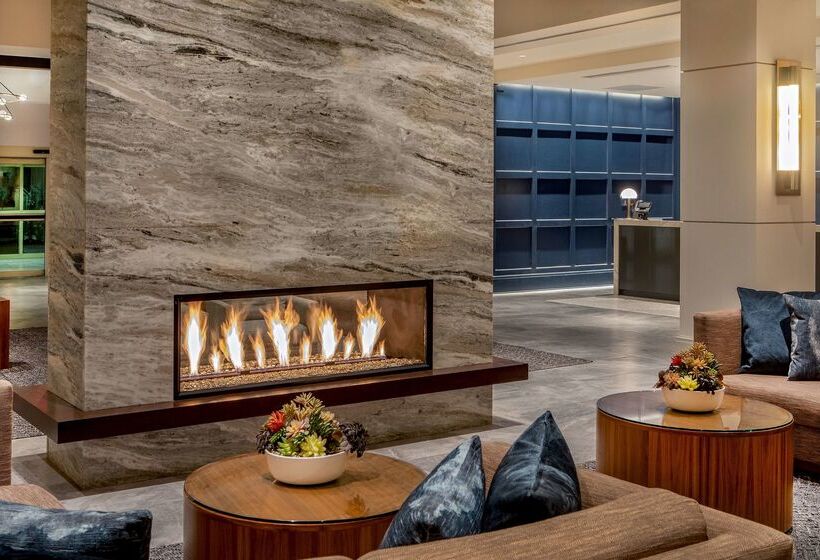 هتل Hilton Columbus/polaris