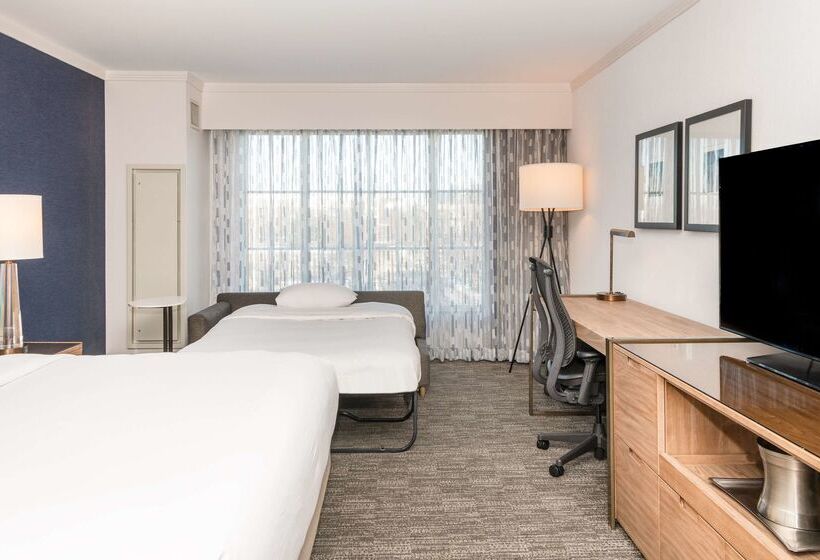 هتل Hilton Columbus/polaris