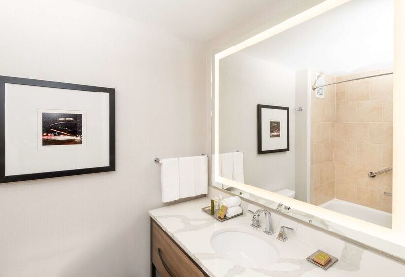 هتل Hilton Columbus/polaris