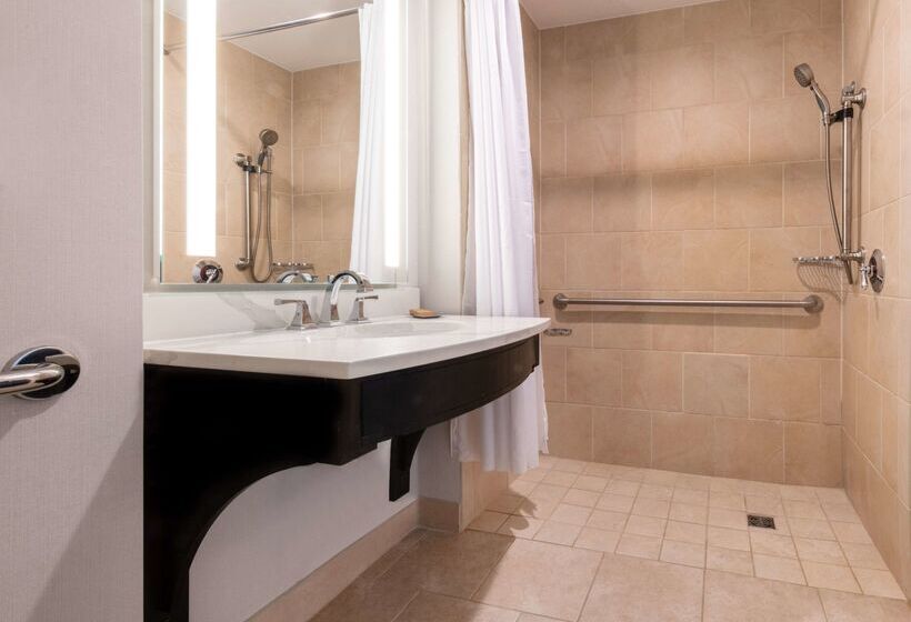 هتل Hilton Columbus/polaris