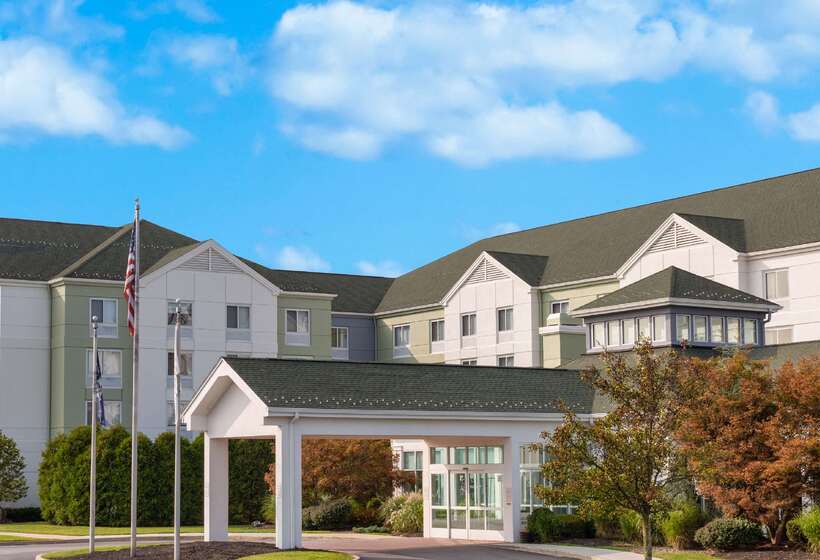 هتل Hilton Garden Inn Islip Macarthur Airport