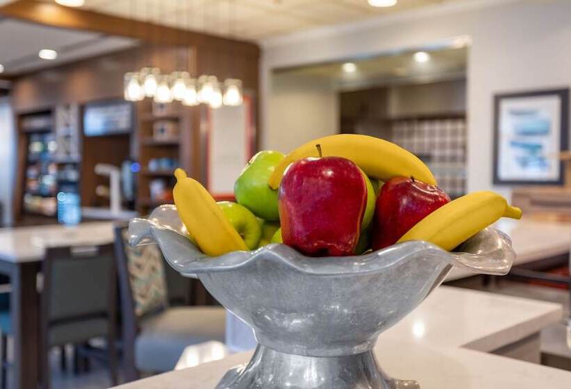 هتل Hilton Garden Inn Islip Macarthur Airport