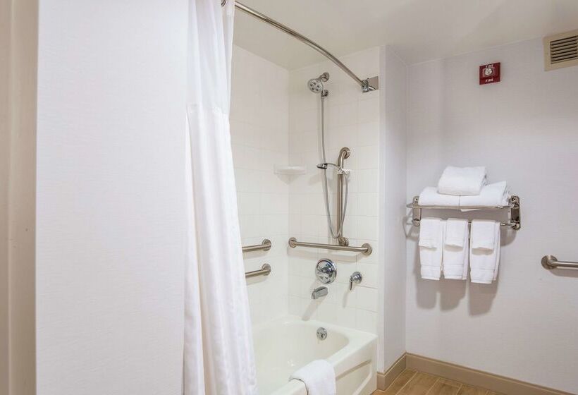 هتل Hilton Garden Inn Suffolk Riverfront
