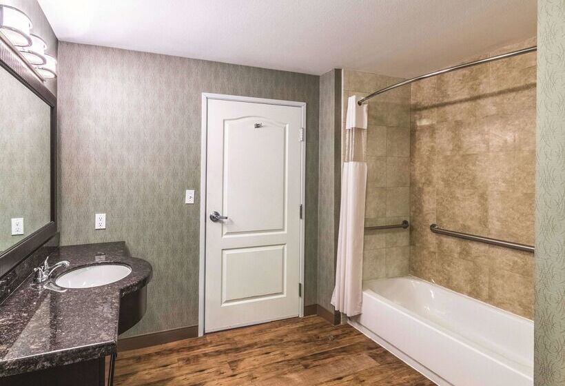 هتل La Quinta By Wyndham Fort Worth   Lake Worth