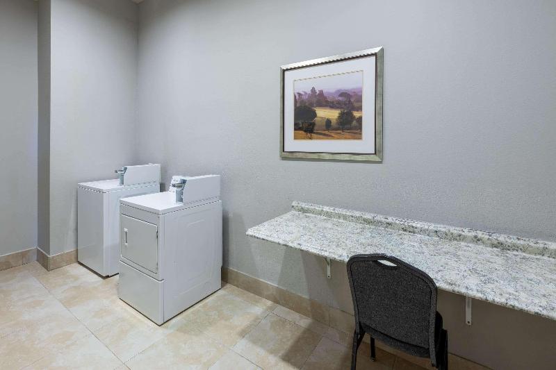 هتل La Quinta By Wyndham Fort Worth   Lake Worth