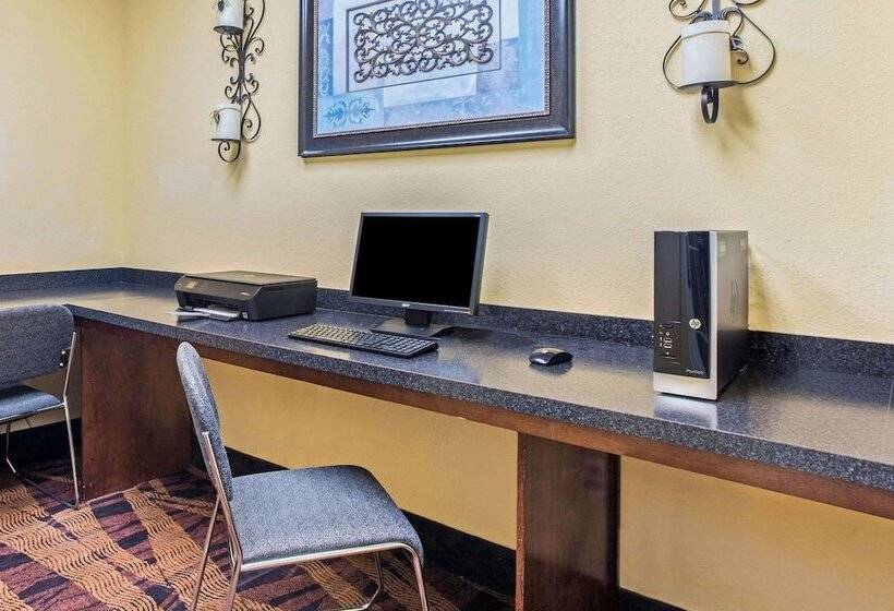 Отель La Quinta Inn & Suites By Wyndham Mobile Satsuma / Saraland